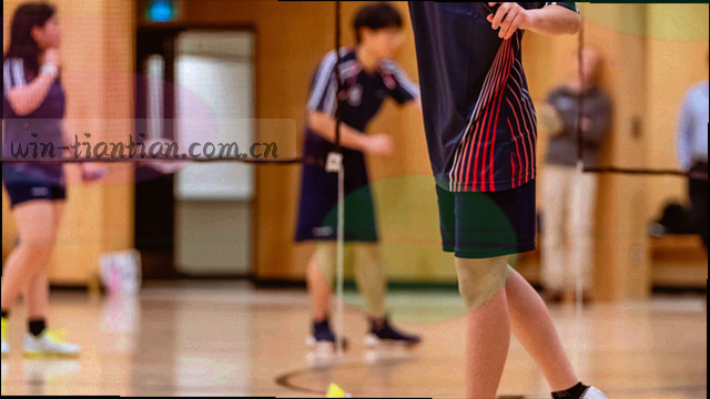 深墨色背景下，一条金色缝线将画面分成三栏，象征导航结构重组